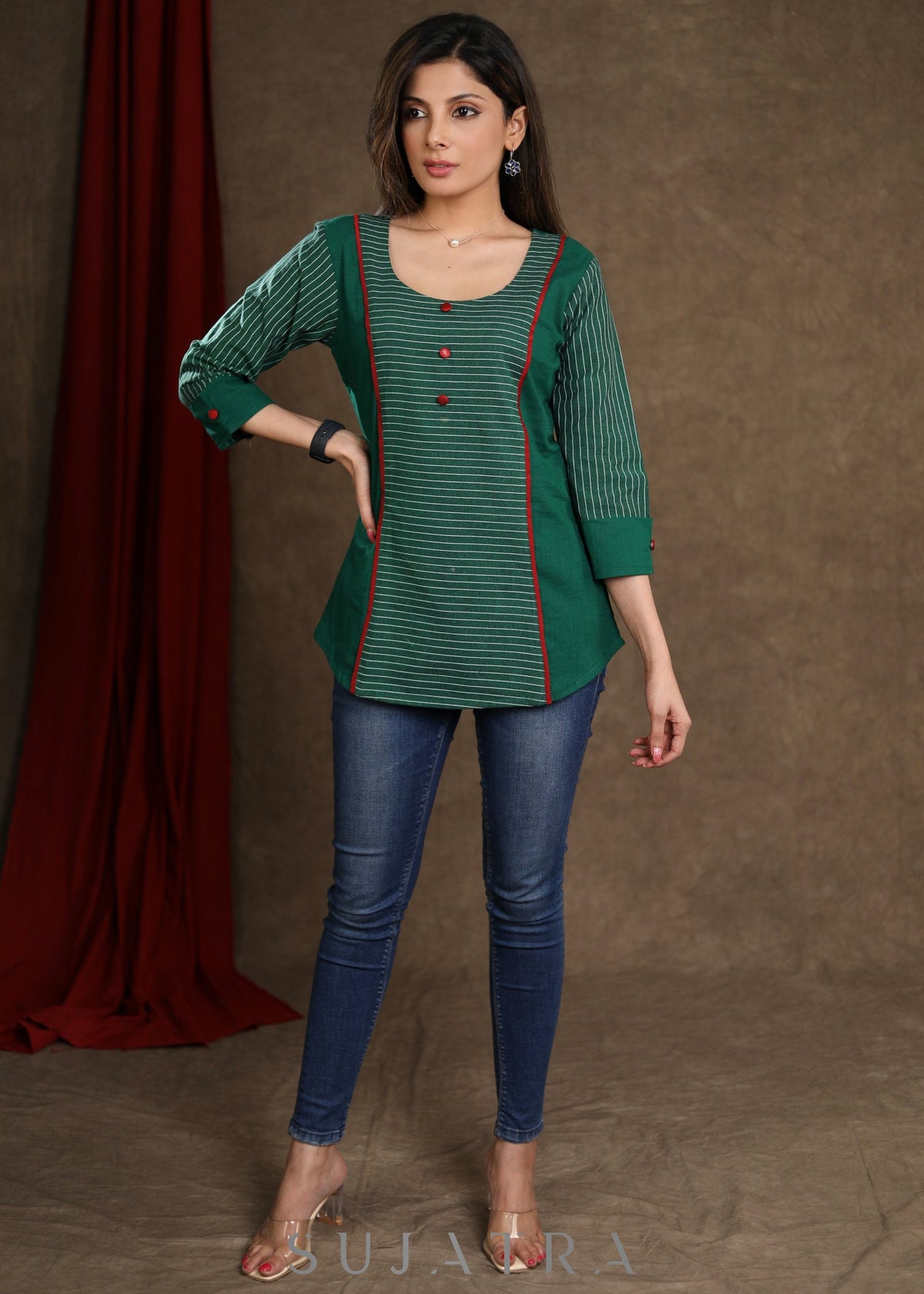 Haut tendance en coton vert motif ikat avec détails bordeaux