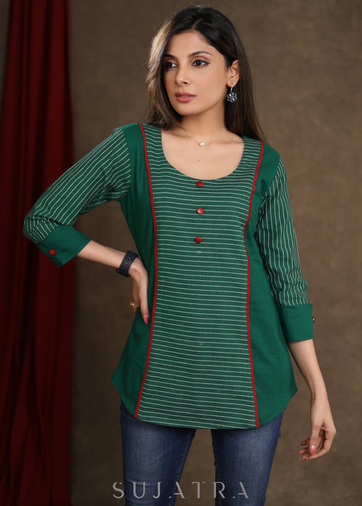 Haut tendance en coton vert motif ikat avec détails bordeaux