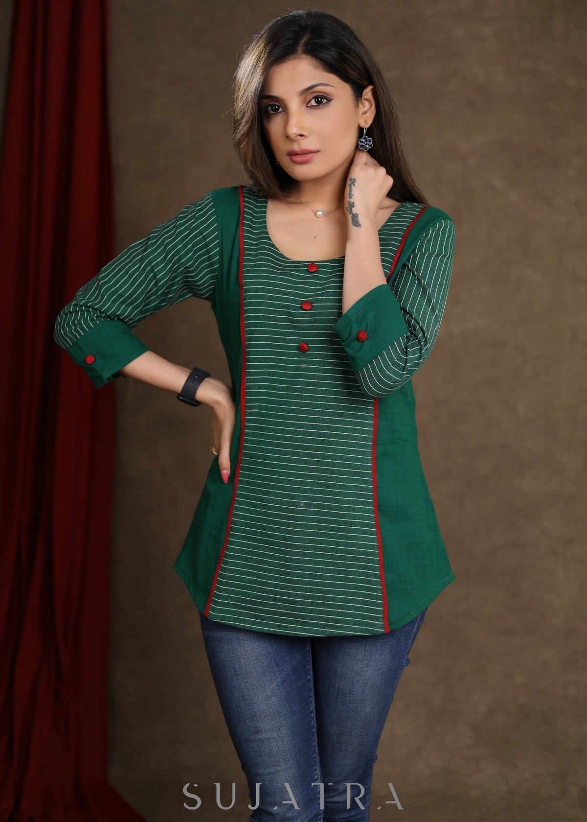 Haut tendance en coton vert motif ikat avec détails bordeaux