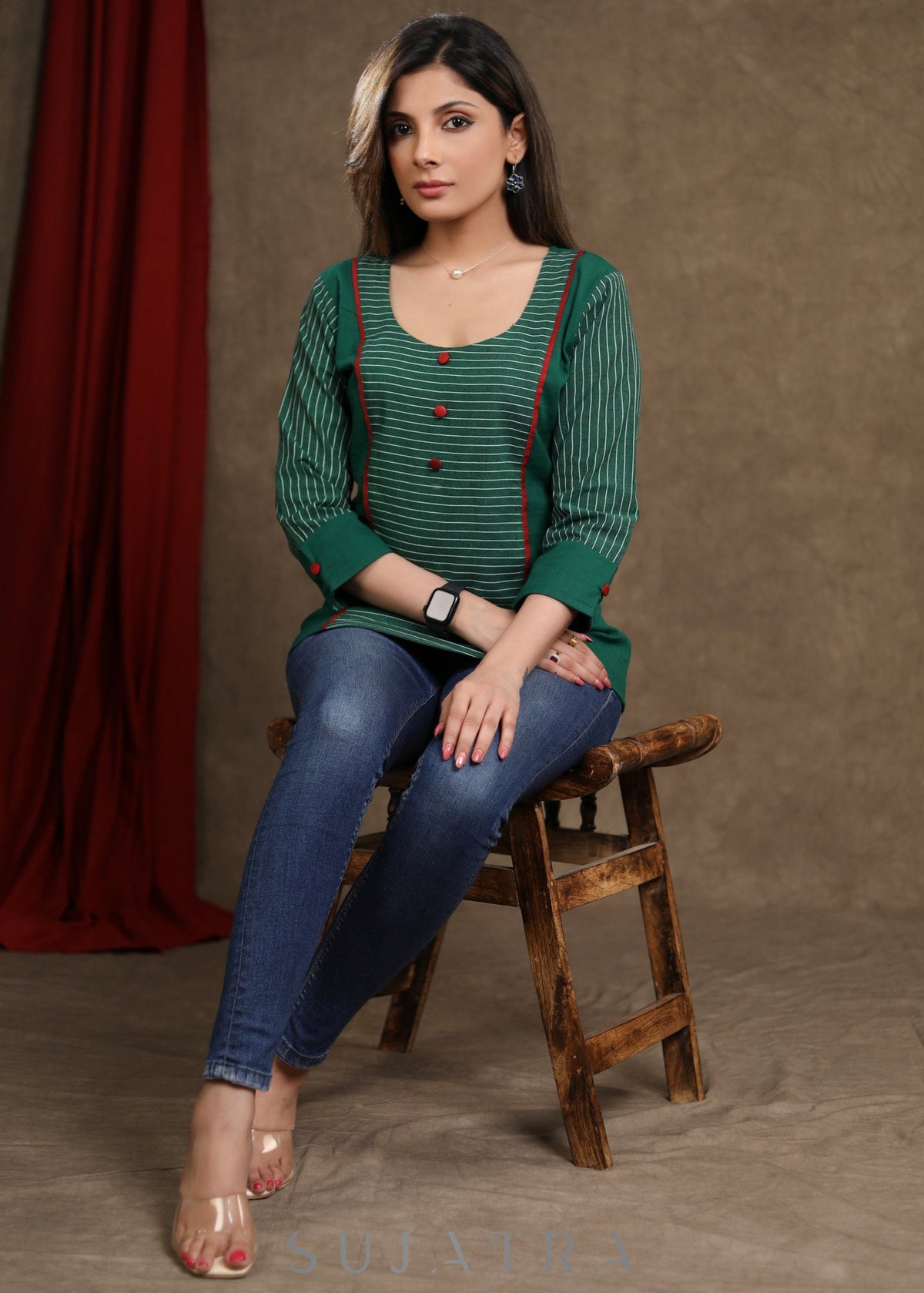 Haut tendance en coton vert motif ikat avec détails bordeaux
