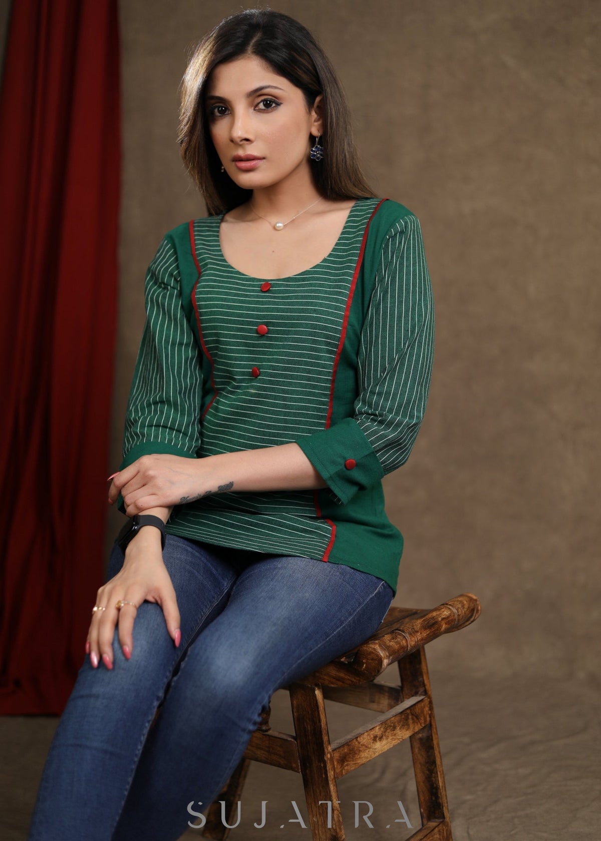 Haut tendance en coton vert motif ikat avec détails bordeaux