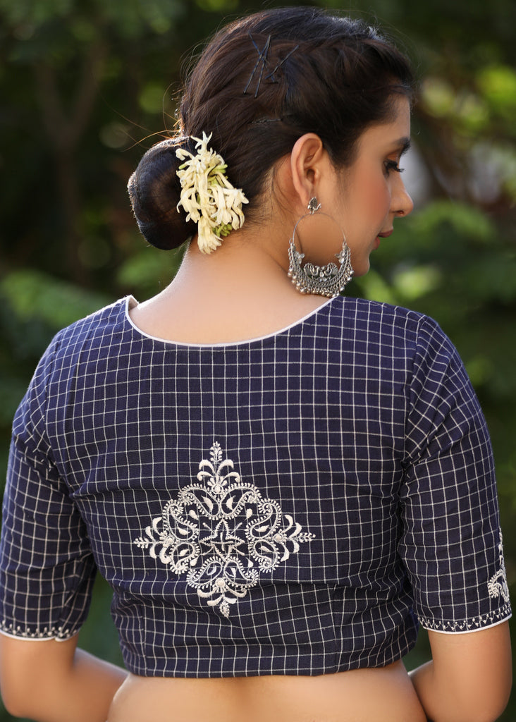 Blouse élégante à carreaux bleu marine avec motif brodé exquis au dos et sur les manches