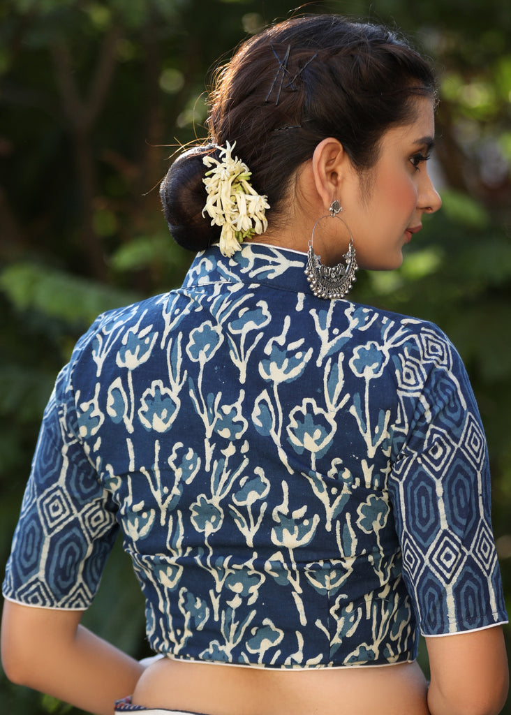 Chemisier à col indigo à motif floral élégant