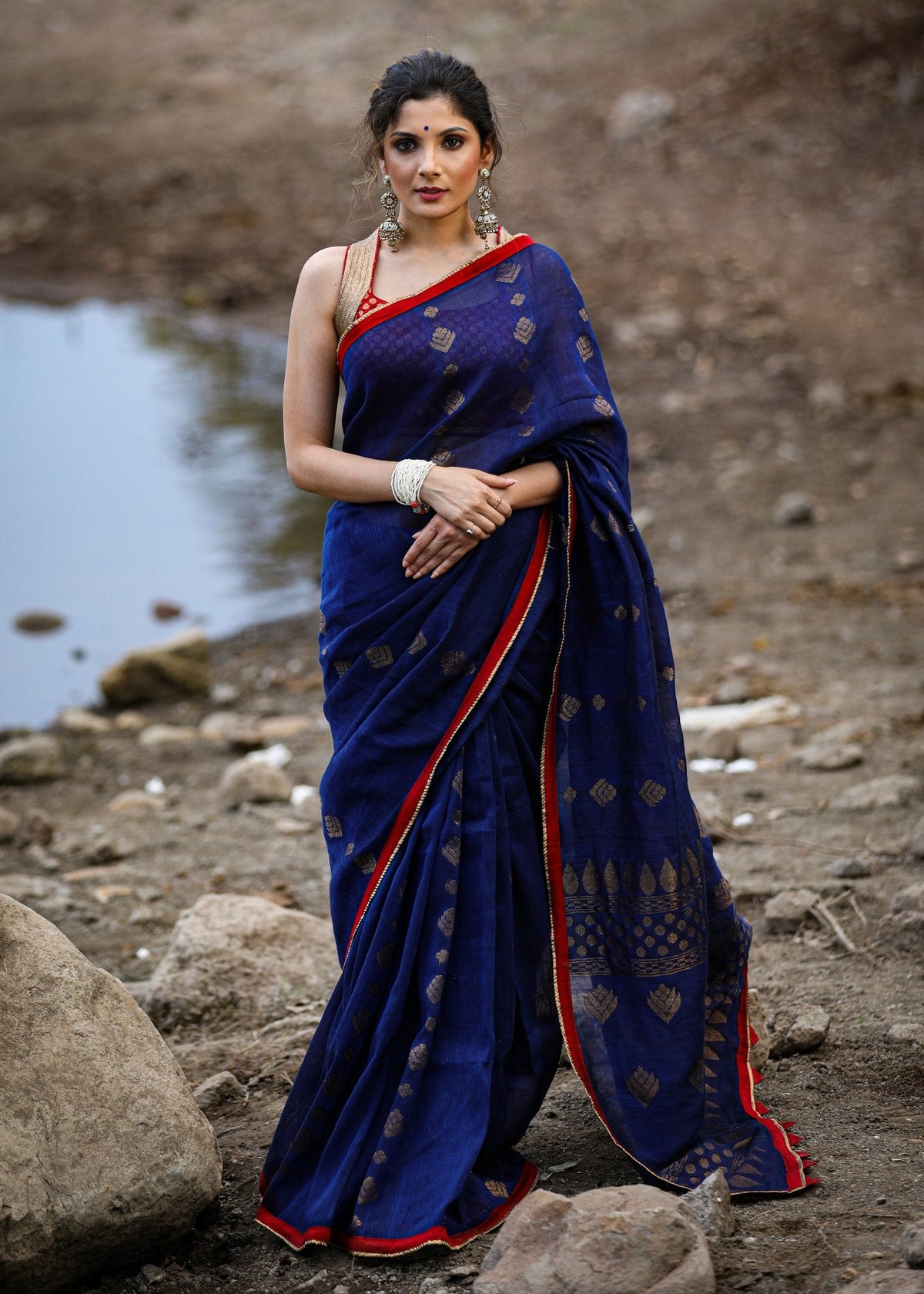 Sari exclusif en lin bleu nuit avec tissage jamdani et bordure en zari