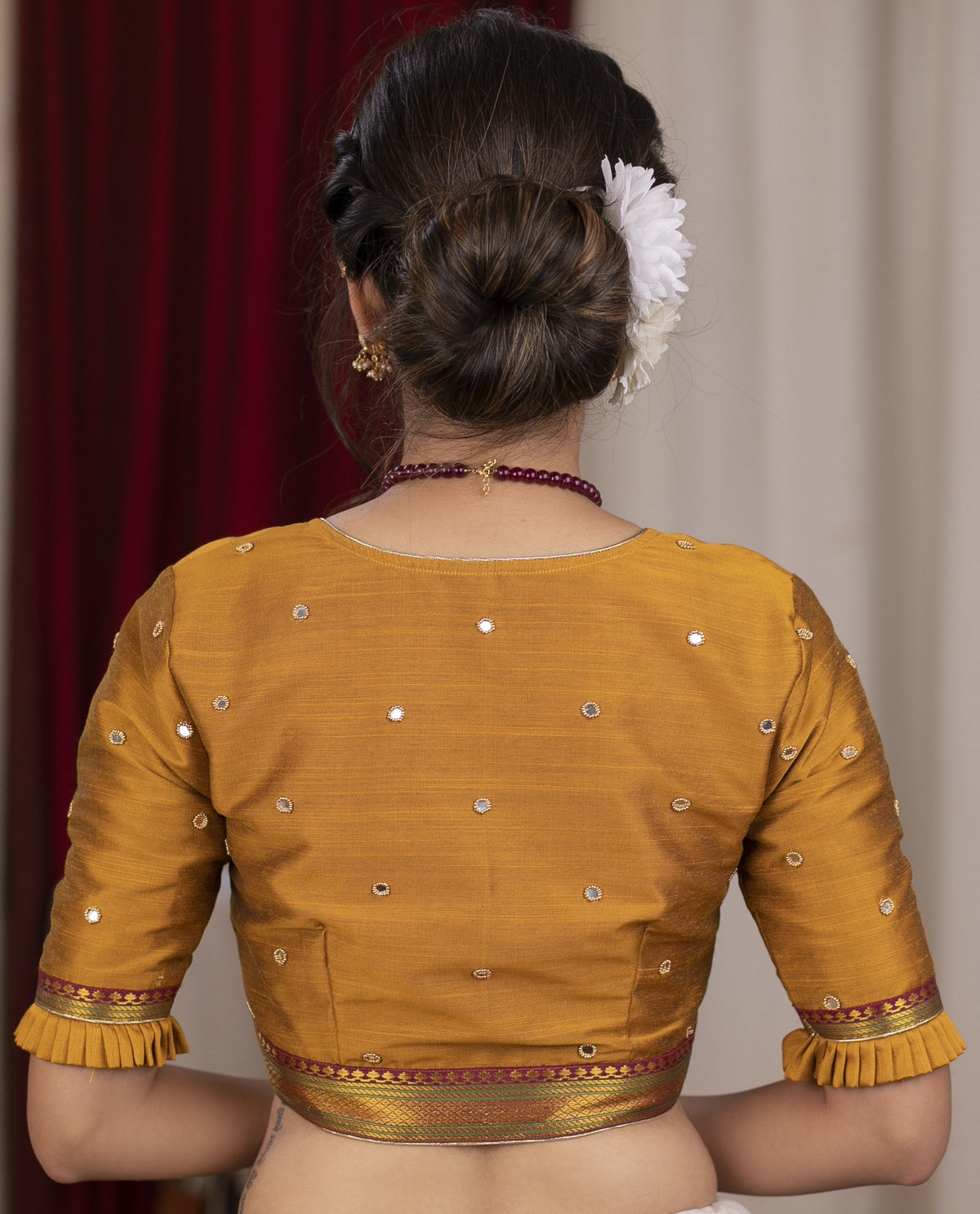 Blouse exclusive en doré métallisé avec broderie miroir intégrale rehaussée de dentelle banarasi