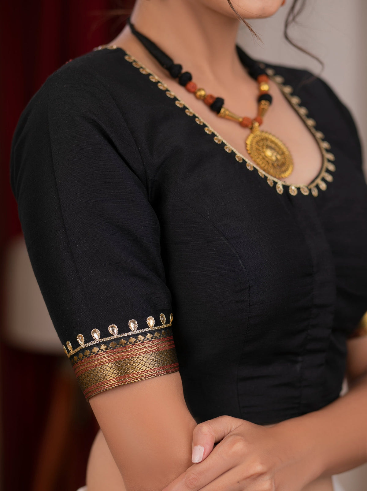 Blouse exclusive en coton et soie noirs avec motif Madhubani entièrement brodé à la main