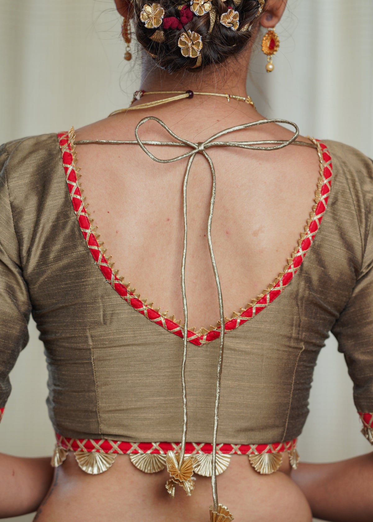 Chemisier en soie et coton doré avec broderie Gota Patti contrastante.