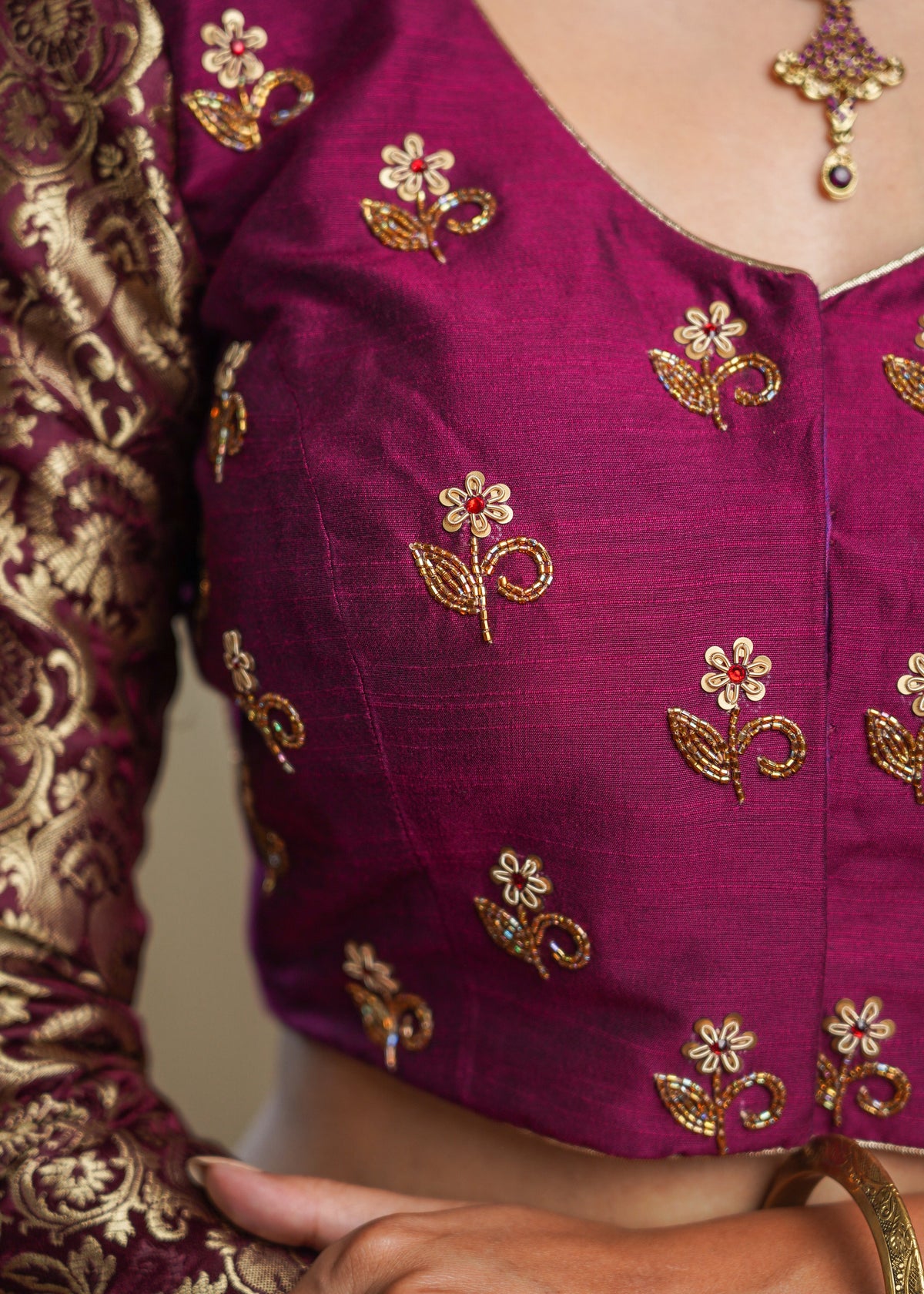 Chemisier en coton et soie magenta avec broderies faites main et manches Banarsi