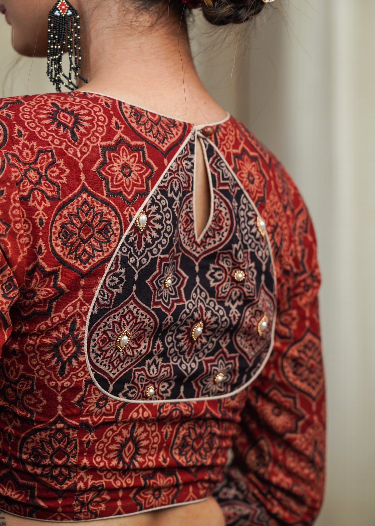 Chemisier assorti en coton marron Ajrakh avec perles au dos et sur les manches