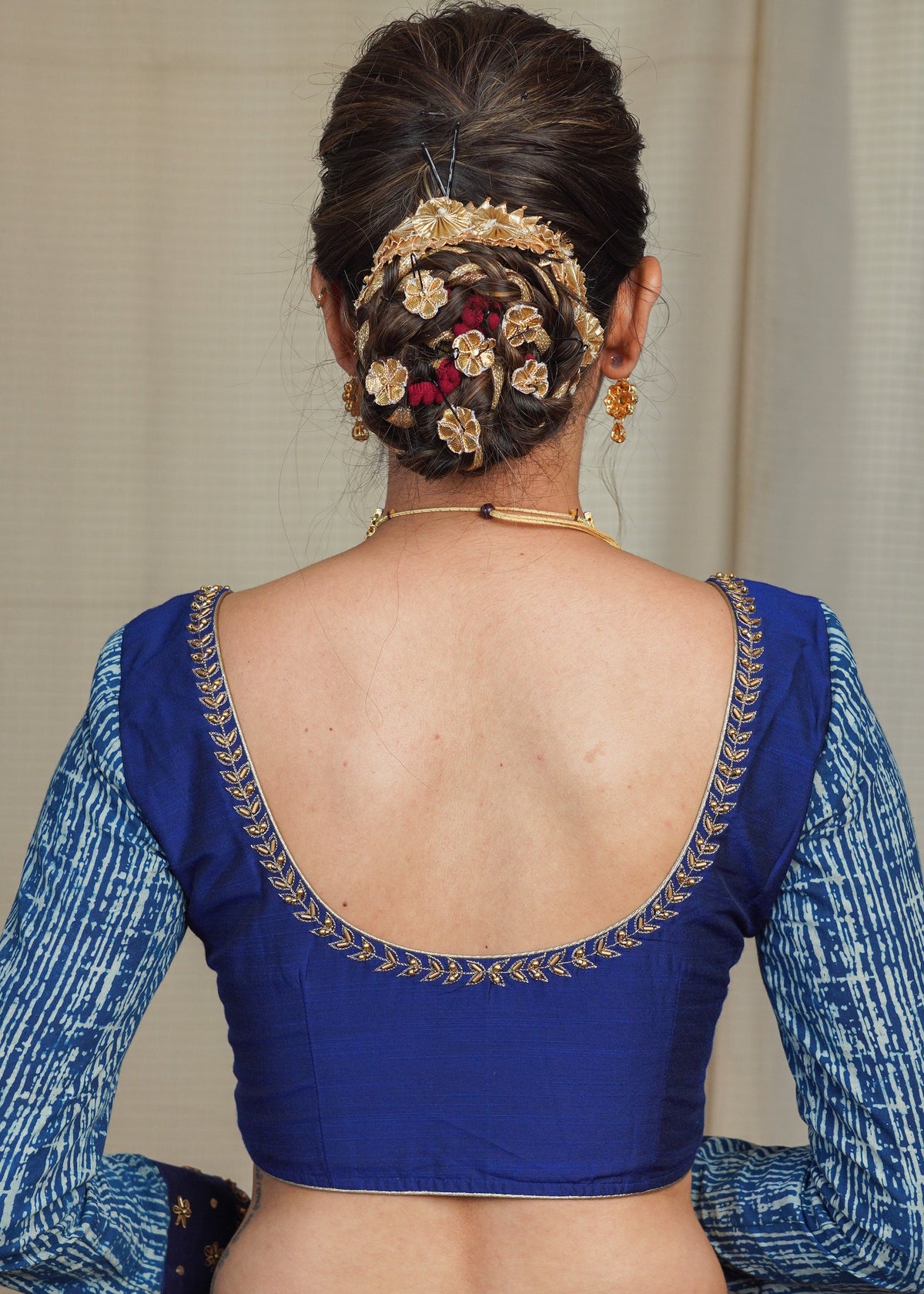 Chemisier en soie et coton bleu avec manches indigo et broderies faites main au col et aux poignets