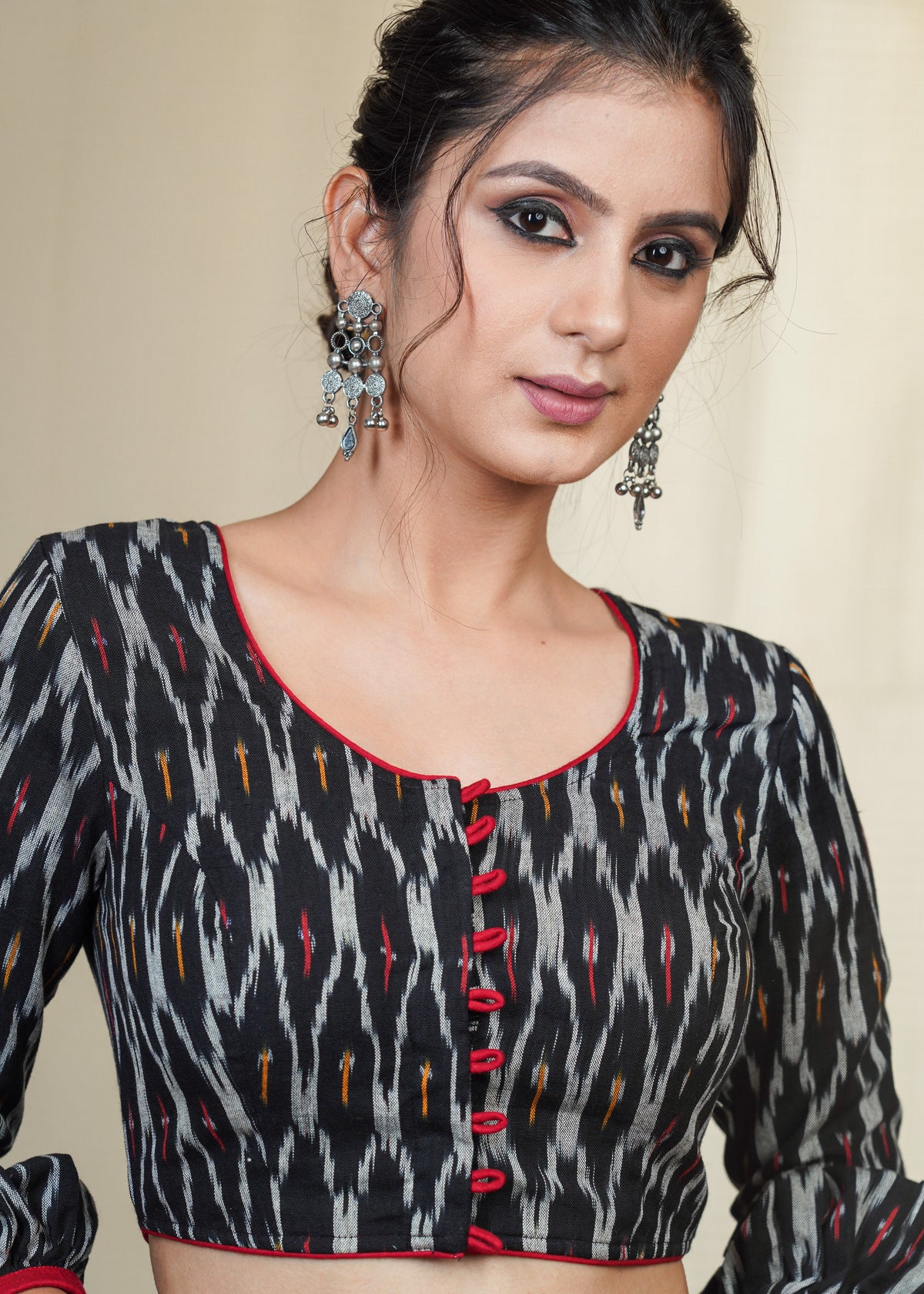 Blouse en coton noir motif ikat avec poignets froncés