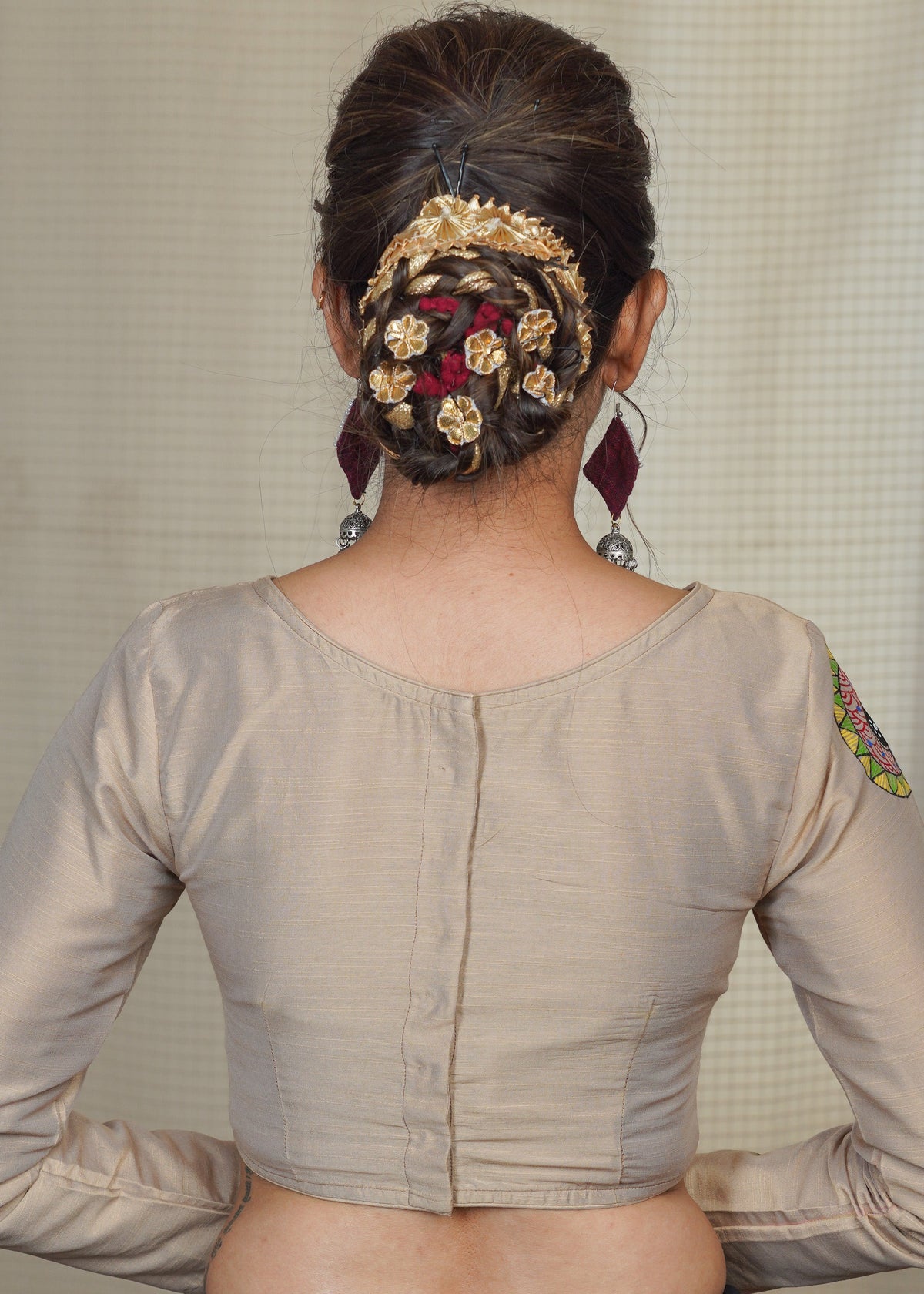Blouse en coton et soie beige avec motif Gond peint à la main