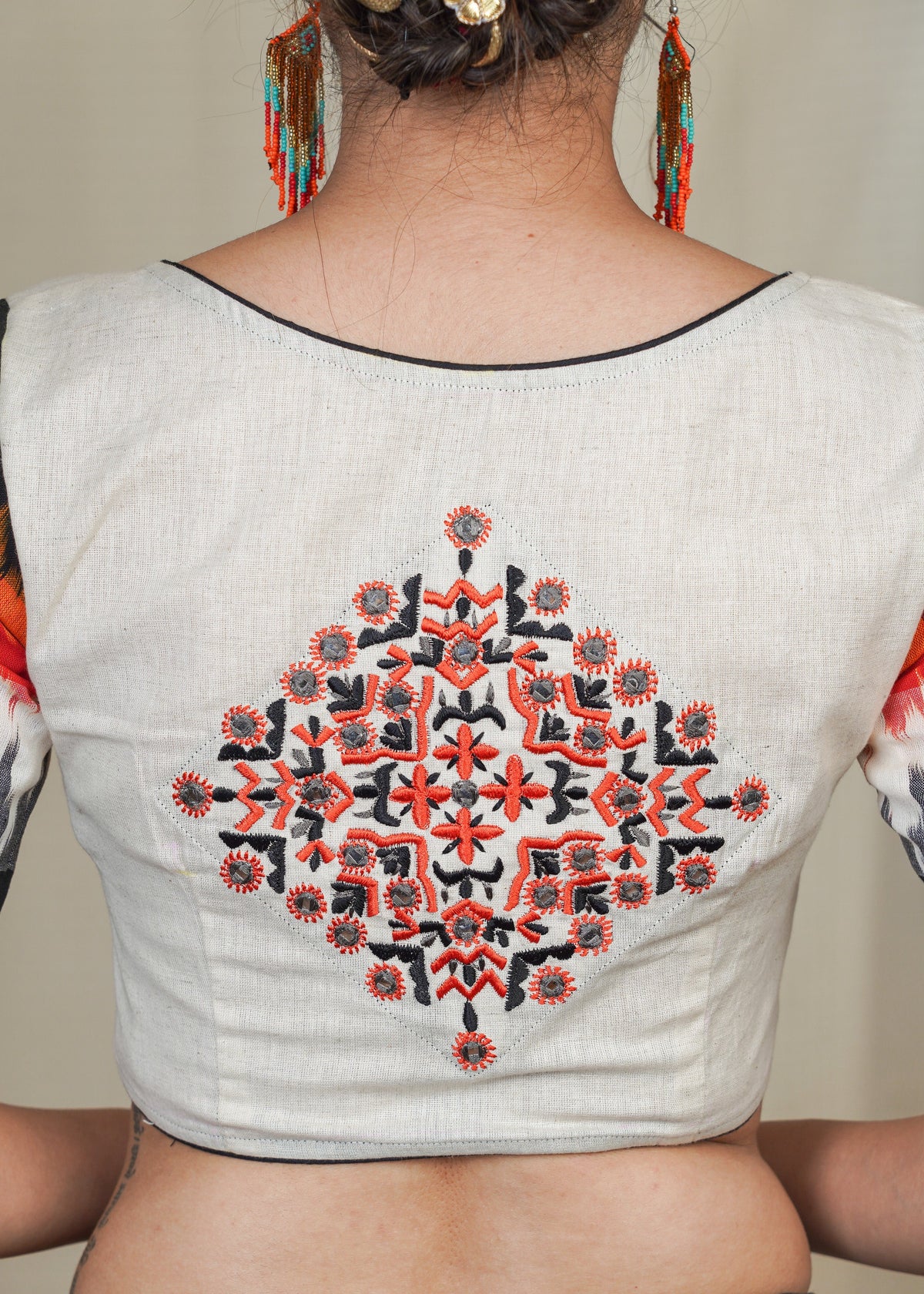 Chemisier en coton combinant écru et Ikat avec broderie exclusive au dos