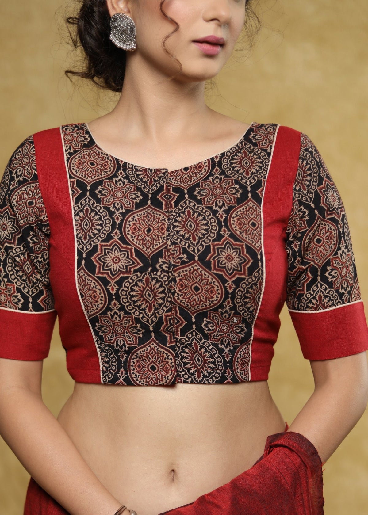 Chemisier en coton élégant, association marron et noir, motif Ajrakh avec détails au dos