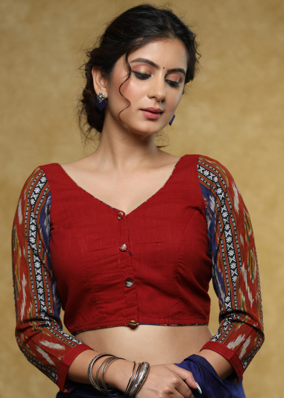 Chemisier tendance en coton bordeaux avec manches et boutons en Ikat bleu