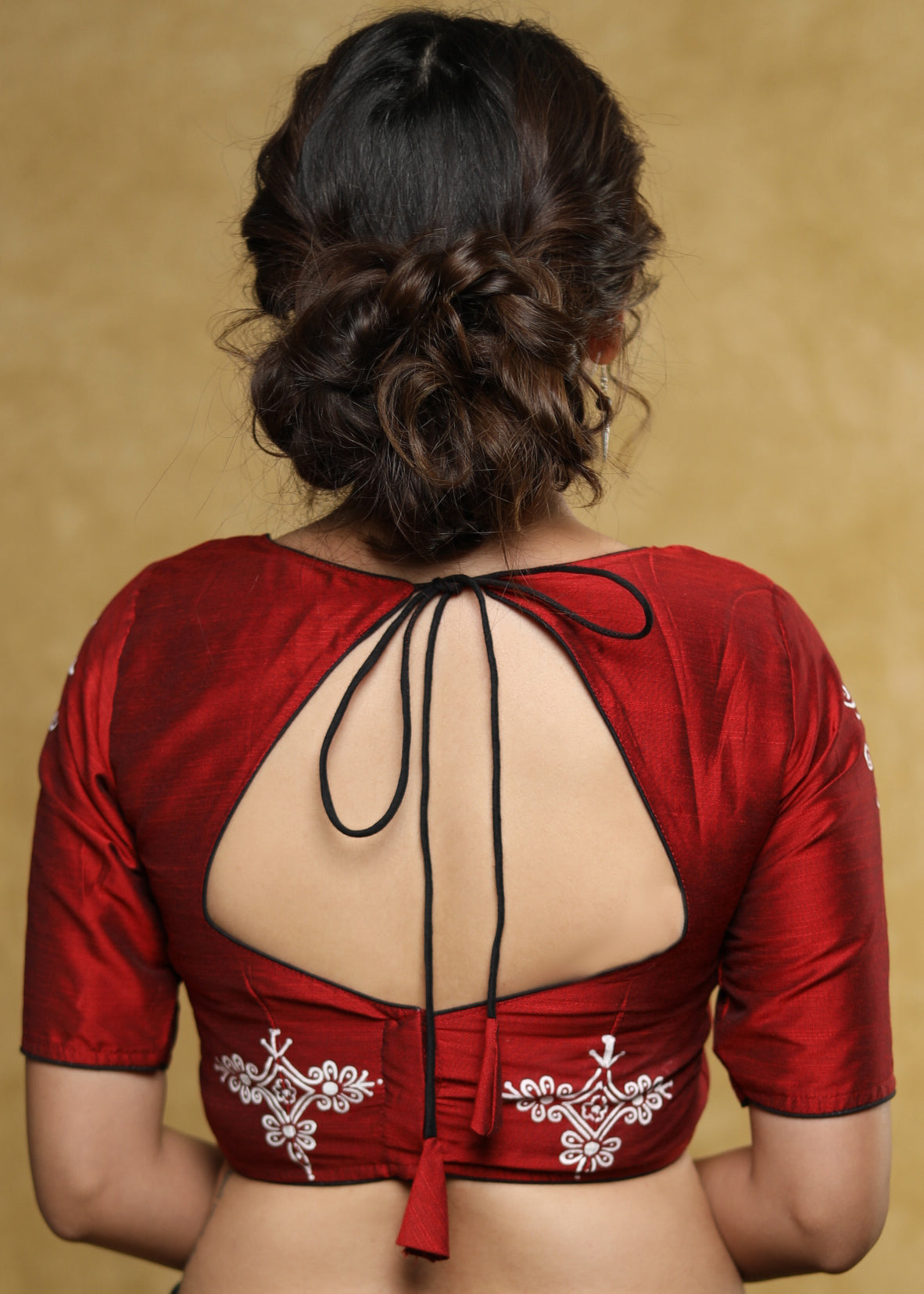 Blouse élégante en mélange coton et soie marron avec motif peint à la main en blanc sur les manches et dans le dos