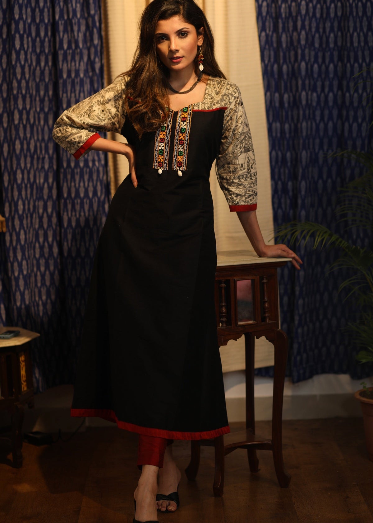 Kurta trapèze en soie de coton noire avec empiècement, manches et broderies artisanales Kutch style Madhubani.