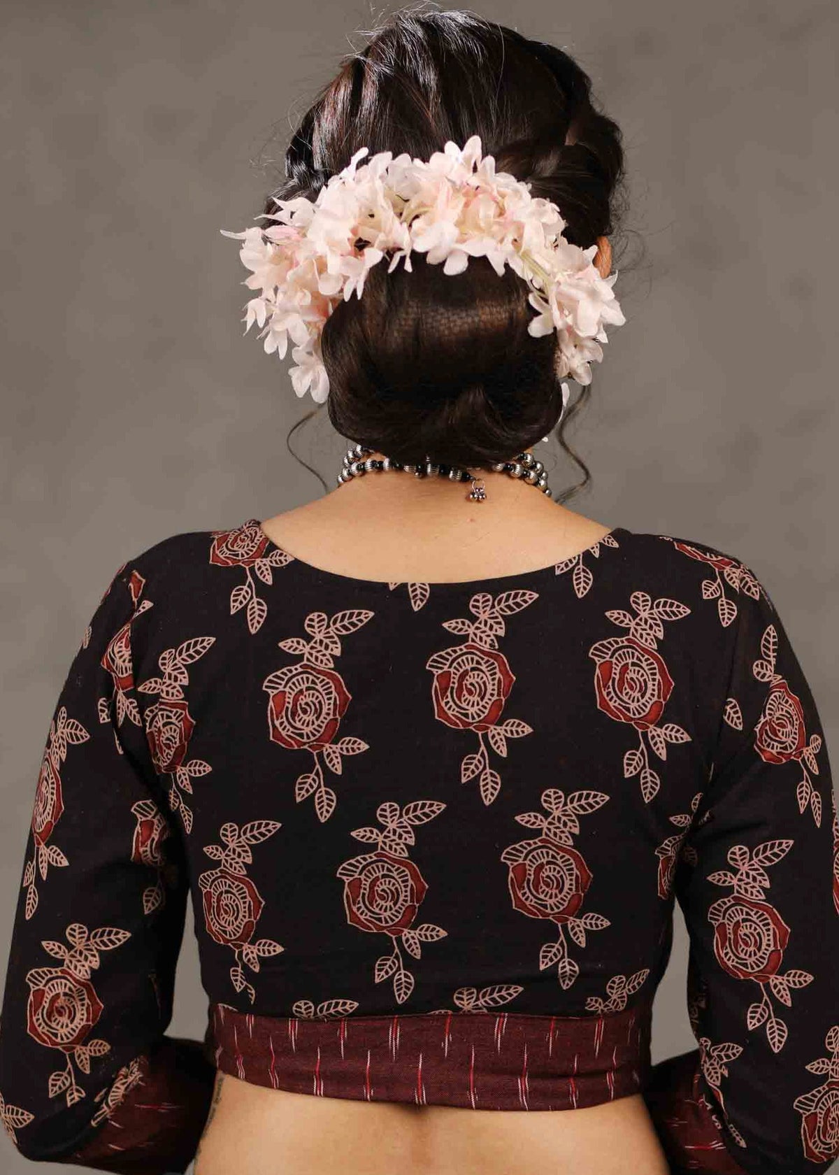 Blouse exclusive à motif floral Ajrakh avec finitions Ikat sur l'ourlet et les manches