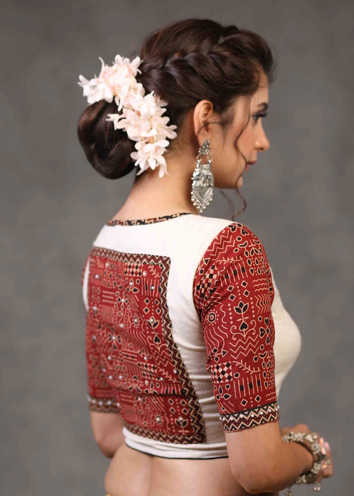 Blouse exclusive en coton blanc cassé avec combinaison Ajrakh et patchwork au dos