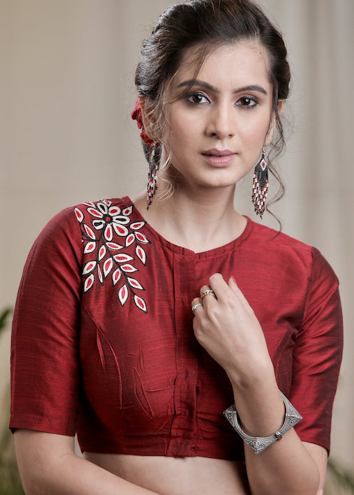 Blouse en soie et coton marron avec doublure, broderies exclusives à l'avant et à l'arrière, et nœud. Doublure incluse.