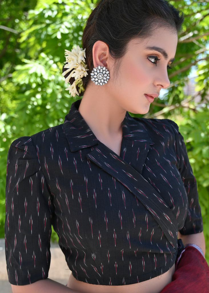 Chemisier chic à col croisé en ikat noir avec nouage sur le côté