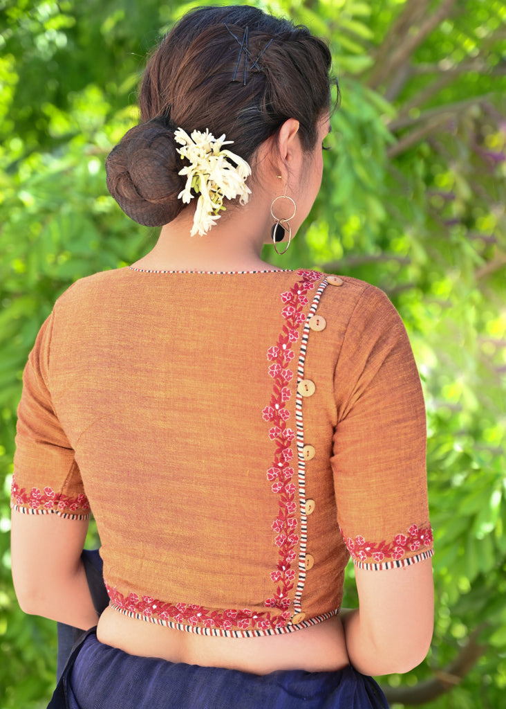 Blouse exclusive en coton rouille avec de superbes broderies rouges et des boutons en bois au dos