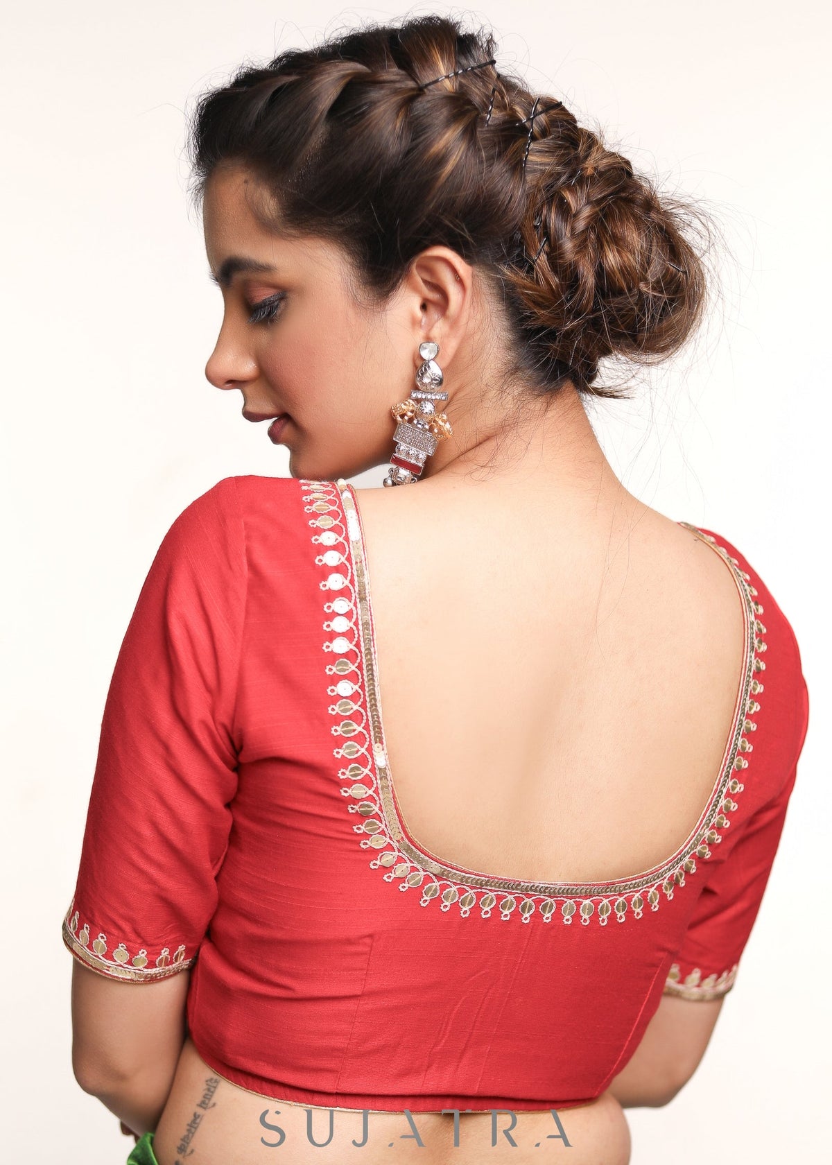 Blouse en coton et soie rouge brodée à la main