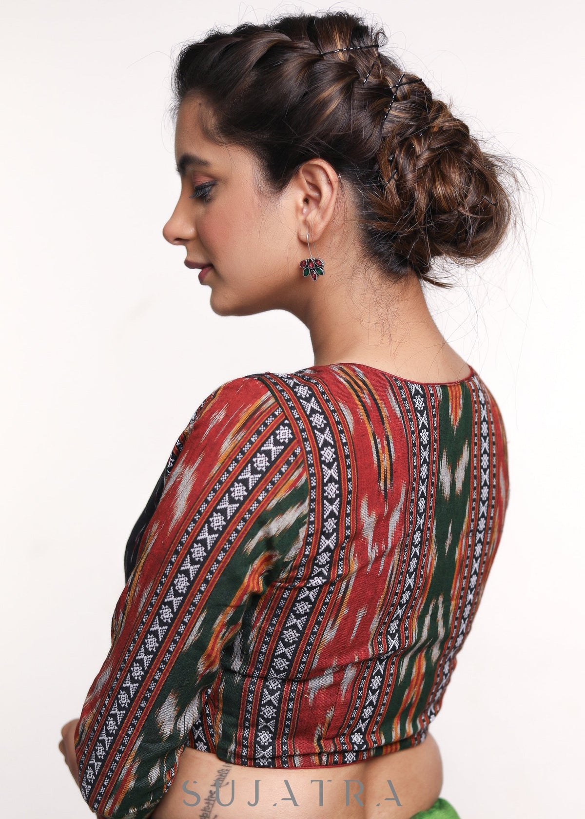 Blouse en coton à motifs Ikkat multicolores sur fond noir