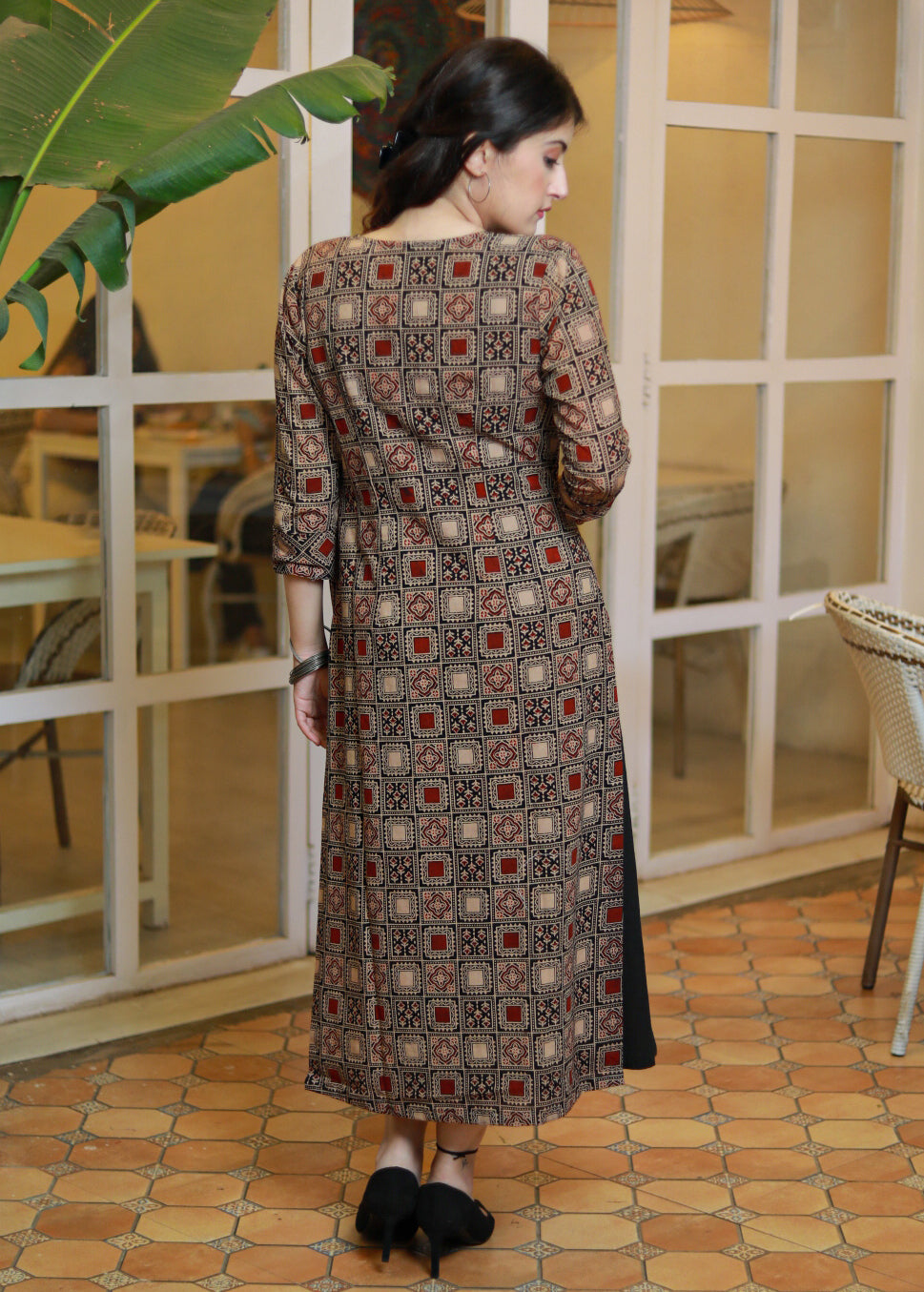 Robe nuisette exclusive en coton noir avec veste Ajrakh