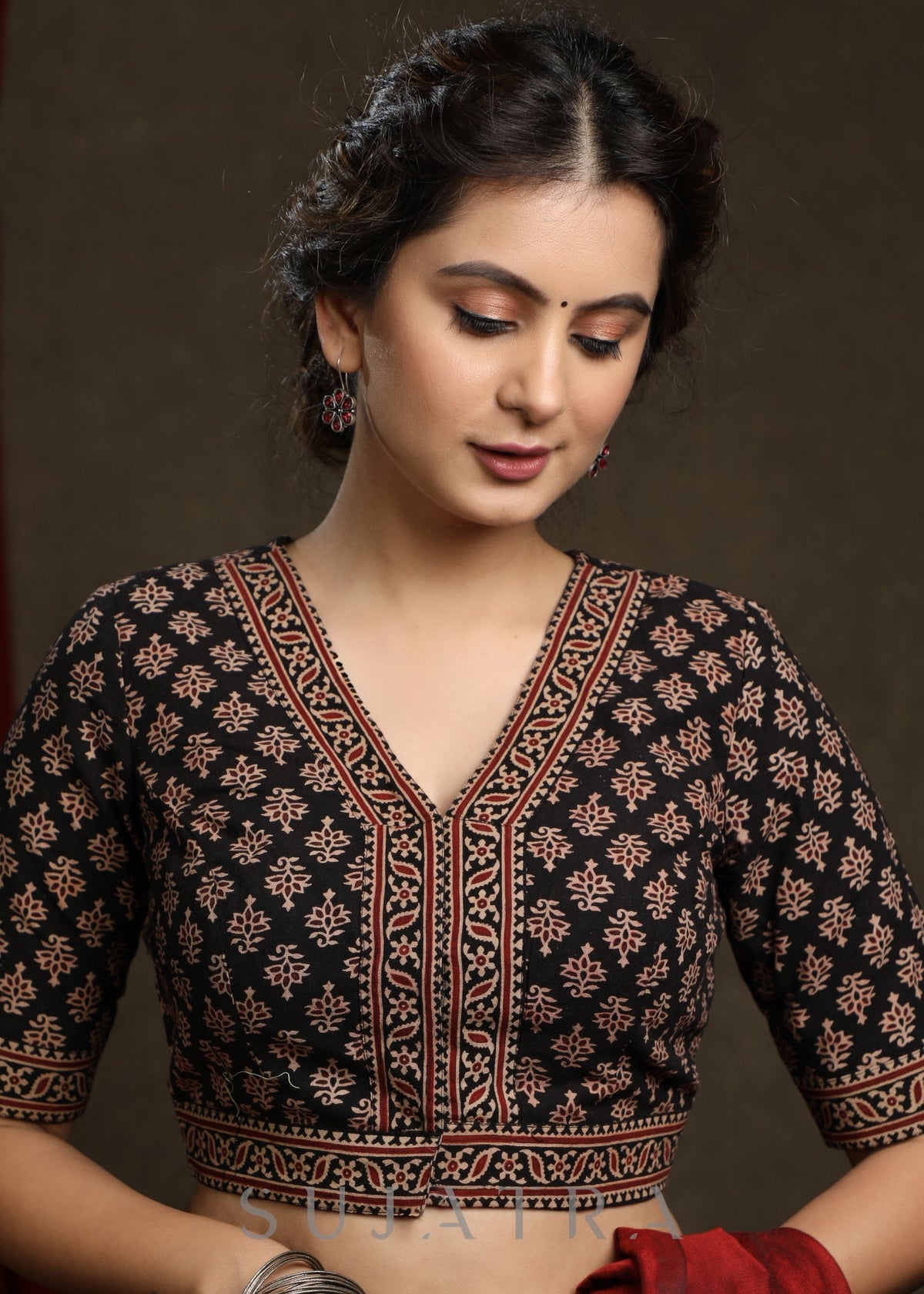 Chemisier élégant en coton noir avec motif Ajrak
