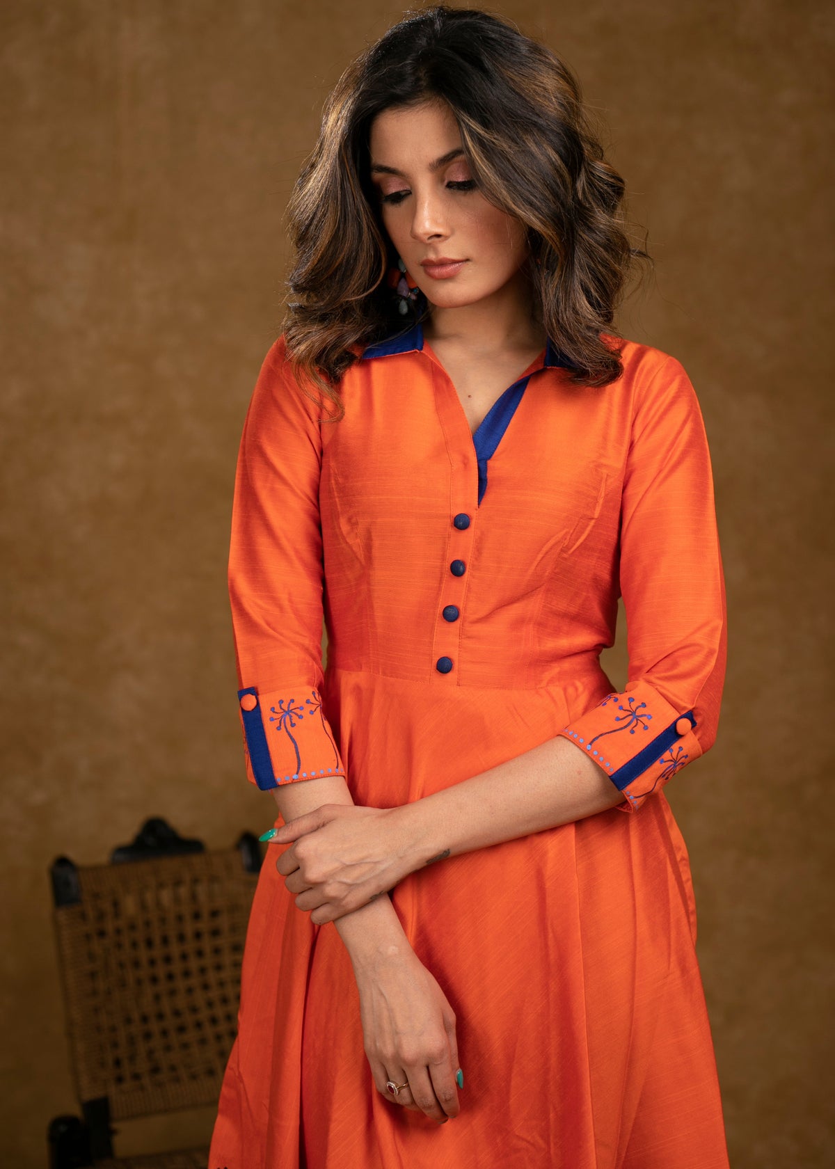 Robe exclusive en soie et coton orange avec peinture Gond sur l'ourlet et les manches