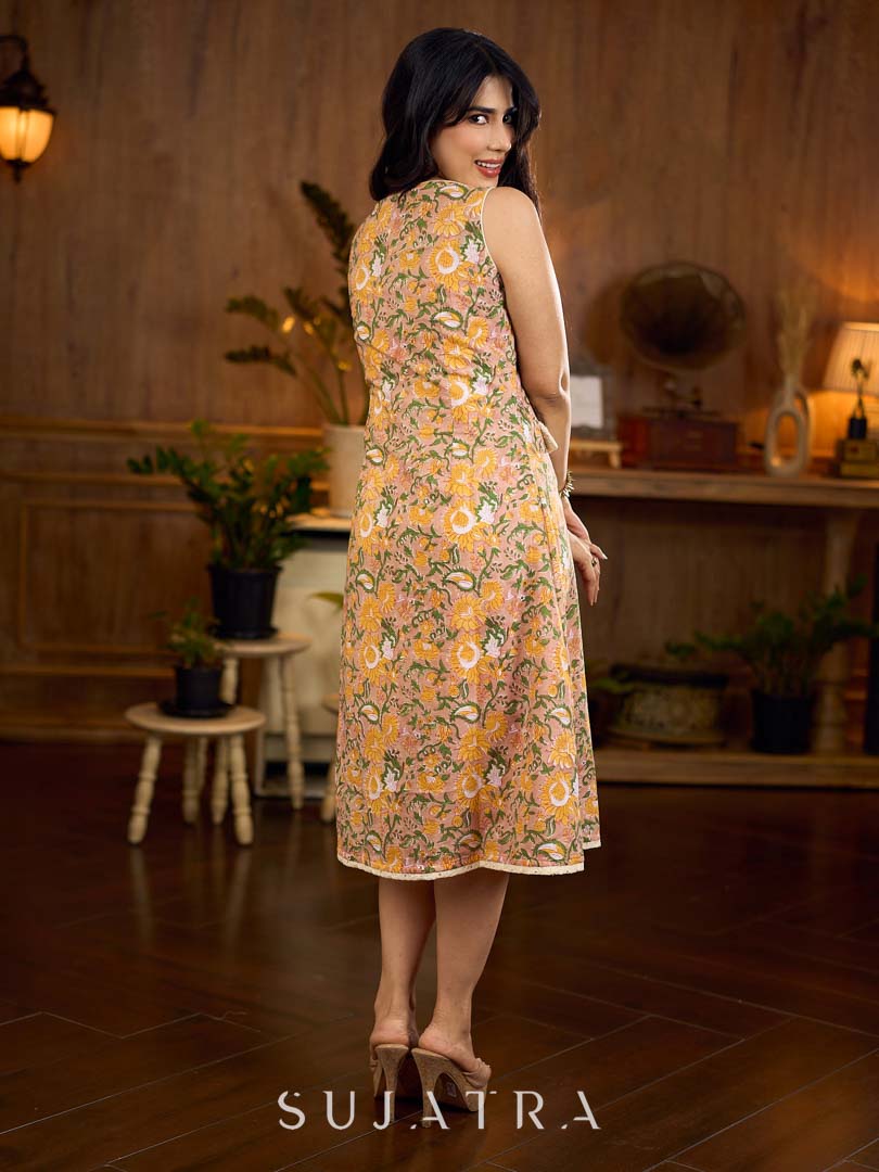 Summery mustard and peach floral sleeveless dress featuring a boat neckline and Hakoba pocket detailing, finished with soft off-white accents for a breezy, cheerful silhouette perfect for warm days.