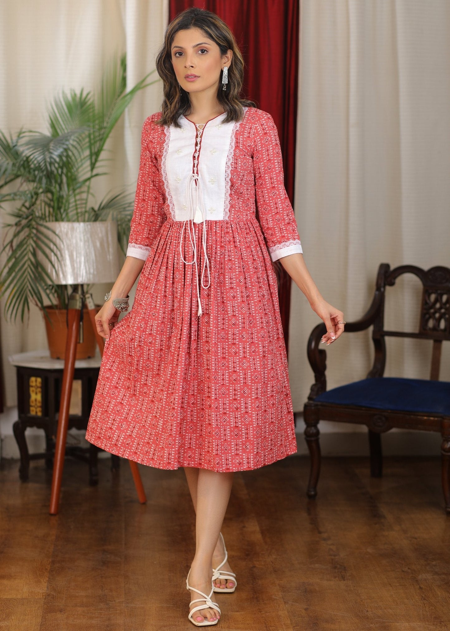 Sweet pink cotton printed dress with pearl details
