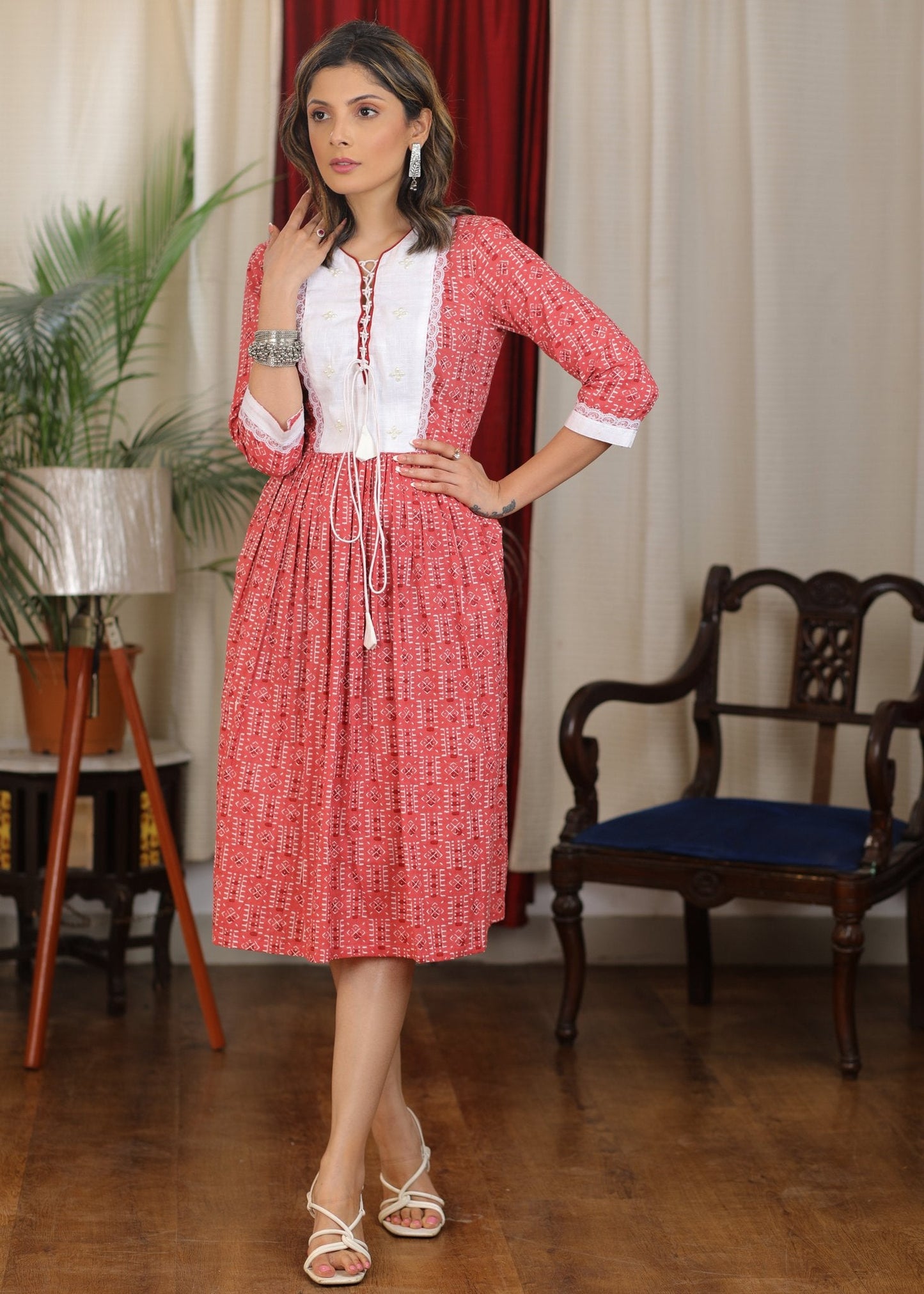 Sweet pink cotton printed dress with pearl details