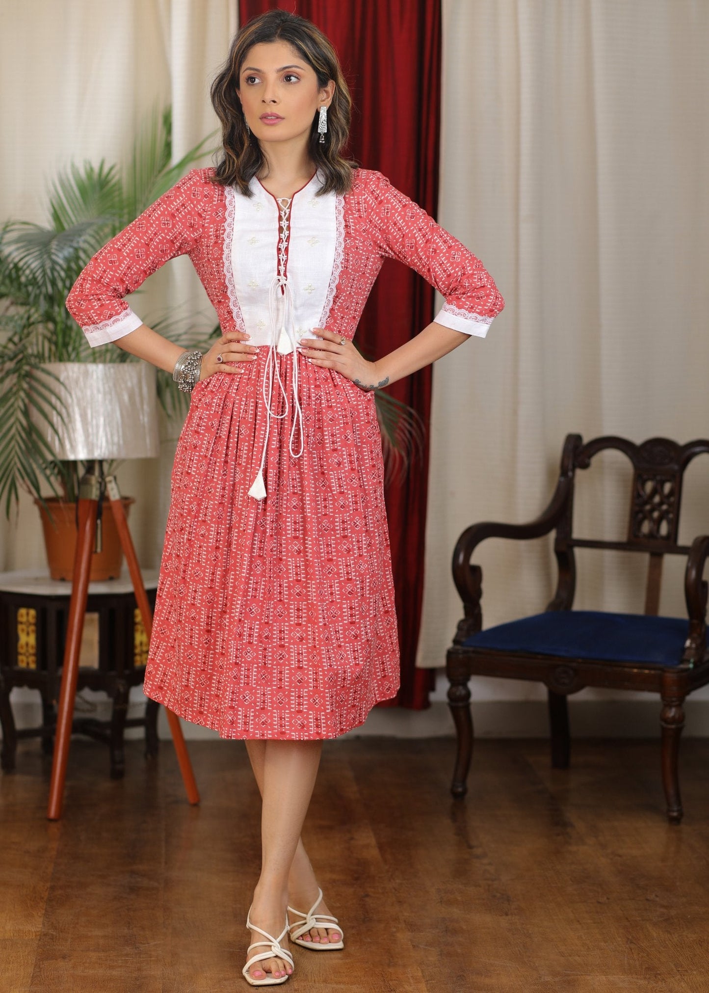 Sweet pink cotton printed dress with pearl details