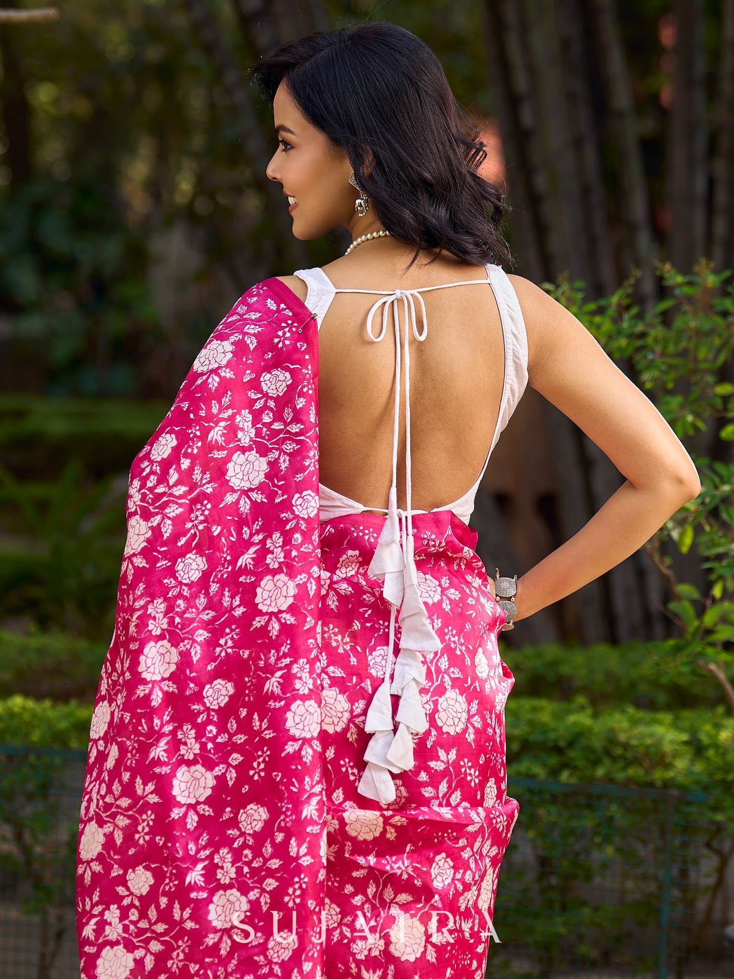 Chic White Cotton Silk Sleeveless Blouse