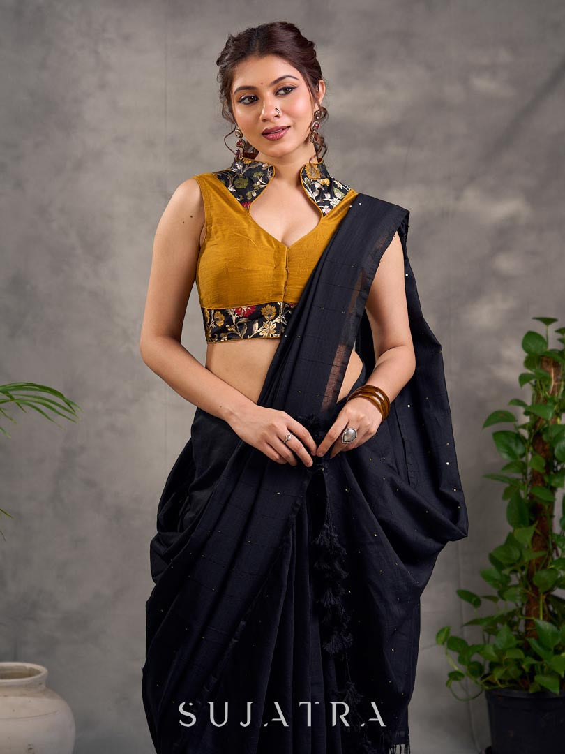 Chemisier sans manches en soie et coton moutarde avec col et bordure d'ourlet en brocart Benarasi à motifs floraux noirs