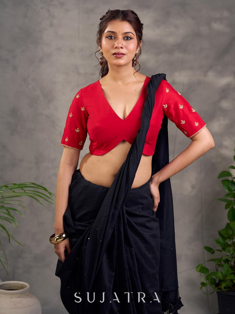 Blouse en soie et coton rouge avec broderies zari dorées et décolleté en V profond