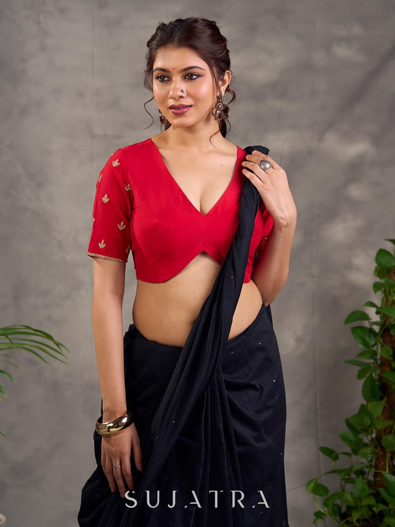 Blouse en soie et coton rouge avec broderies zari dorées et décolleté en V profond