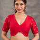Blouse en soie et coton rouge avec broderies zari dorées et décolleté en V profond