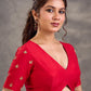 Blouse en soie et coton rouge avec broderies zari dorées et décolleté en V profond