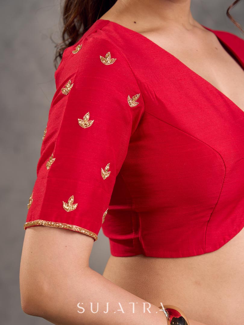 Blouse en soie et coton rouge avec broderies zari dorées et décolleté en V profond