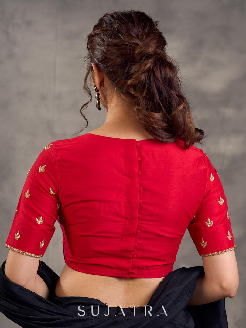 Blouse en soie et coton rouge avec broderies zari dorées et décolleté en V profond
