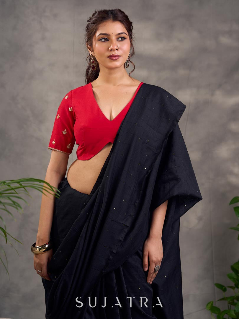 Blouse en soie et coton rouge avec broderies zari dorées et décolleté en V profond