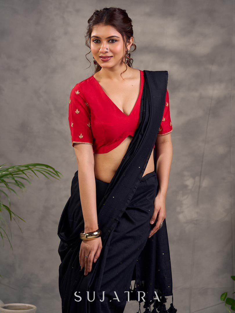 Blouse en soie et coton rouge avec broderies zari dorées et décolleté en V profond