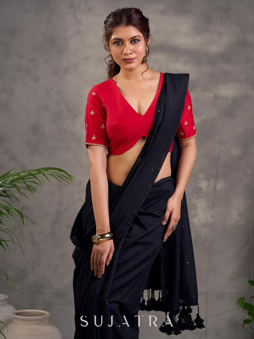 Blouse en soie et coton rouge avec broderies zari dorées et décolleté en V profond