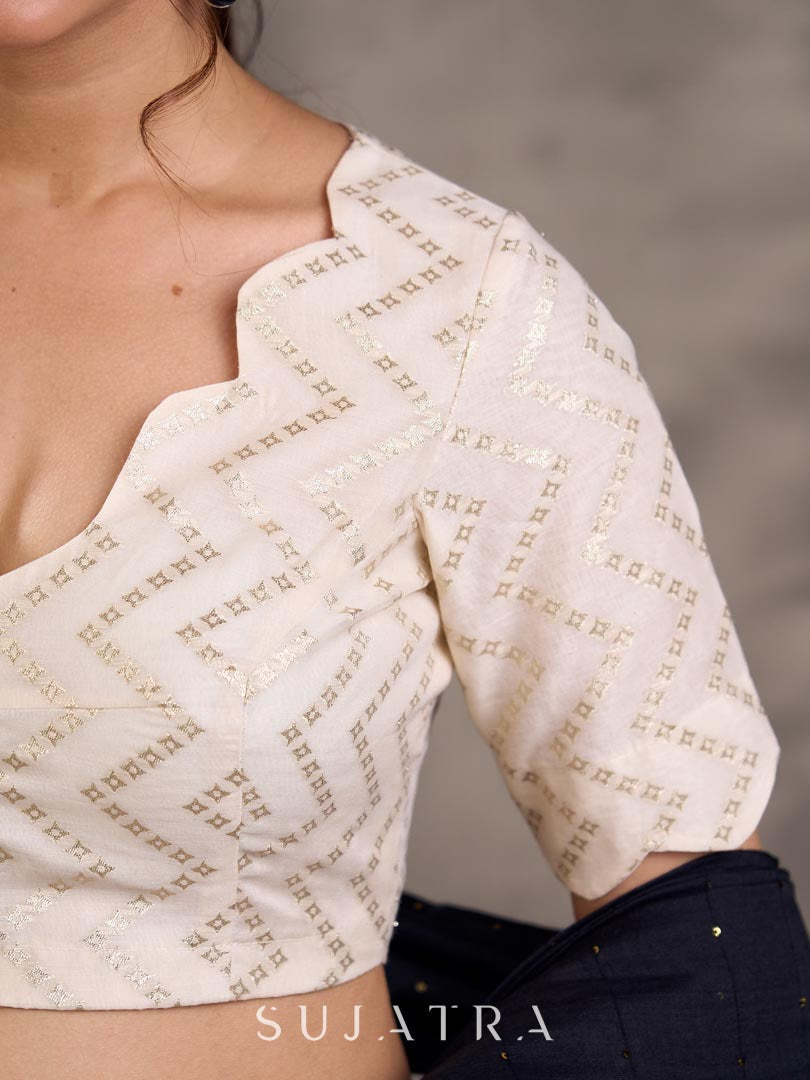 Chemisier crème en brocart à manches aux coudes avec motif tissé et bordure d'encolure festonnée