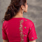 Chemisier en coton et soie rose vif avec broderies florales sur les manches et le dos