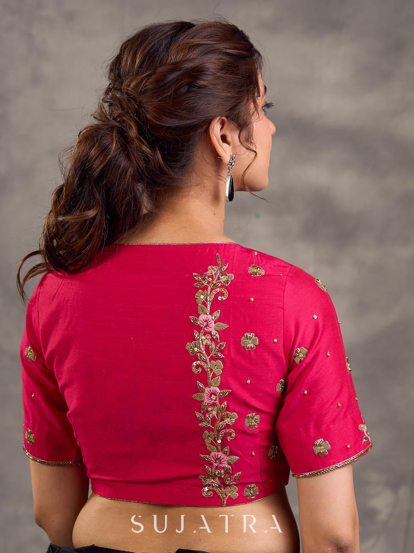 Chemisier en coton et soie rose vif avec broderies florales sur les manches et le dos