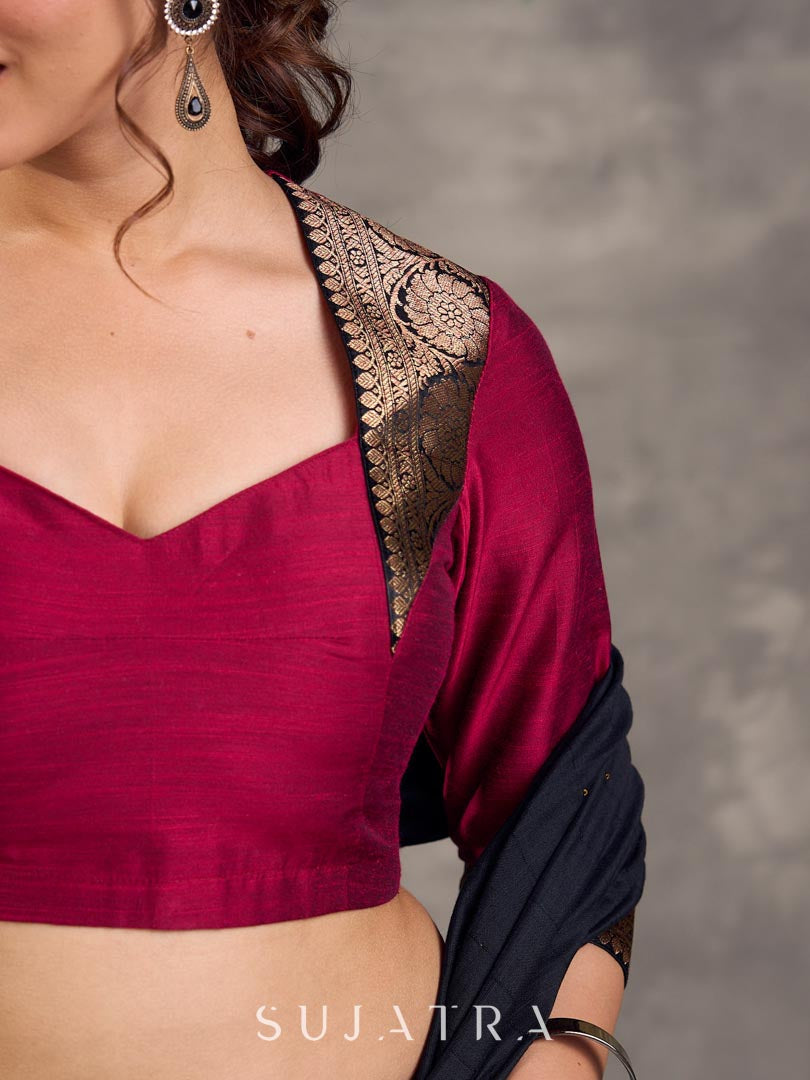 Chemisier en mélange de soie et coton magenta avec manches 3/4, épaules et poignets en brocart doré zari